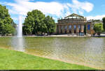 Der Eckensee im Oberen Schlossgarten ziert das Staatstheater-Haus in Stuttgart.