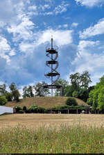 Der 40 Meter hohe Killesbergturm im Höhenpark Killesberg Stuttgart, fotografiert während einer Rundfahrt mit der Killesbergbahn.