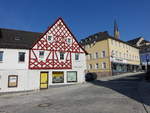 Mnchberg, Fachwerkhaus am Marktplatz, dahinter der Turm der Ev.