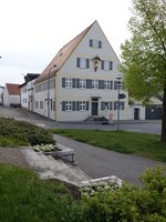 Etting, Pfarrhaus, erbaut 1699, zweigeschossiger giebelstndiger Satteldachbau (01.05.2016)