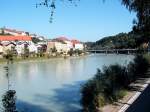 Salzachufer Burghausen, im Hintergrund die alte Holzbrcke (Zollbrcke) - Sommer 2002