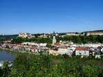 Ein Blick nach Burghausen, mit einem Teil der lngsten Burganlage; von sterr.