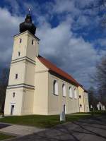 Hahnbach, Wallfahrtskirche zu unseren lieben Frau auf dem Frohnberg, erbaut von 1723 bis 1725, Westturm mit Zwiebelhaube von Georg Diller (05.04.2015)