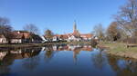 Wolframs-Eschenbach, Blick ber den Schieweiher auf die Altstadt mit Liebfrauenmnster (07.03.2021)