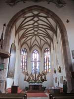 Merkendorf, Stadtpfarrkirche Unsere Lieben Frau, erbaut ab 1478, Chor mit Buntglasfenster von 1980 (16.06.2013)
