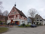 Aufkirchen, Rathaus am Dorfplatz, zweigeschossiger freistehender Satteldachbau mit unverputztem Fachwerkobergeschoss, erbaut 1634 (13.03.2016)