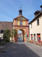 Windsbach, Oberes Tor oder Schwabacher Tor, Torturm mit Dreiecksgiebel und Laterne,   erbaut 1728 (26.05.2016)