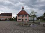 Dombhl, Rathaus am Markt, weigeschossiger Walmdachbau in verputztem Fachwerk, erbaut im 19.