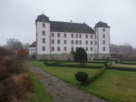 Schloss Walkershofen, dreigeschossiges Wasserschloss, verputzten Nord- und Westflügel mit Satteldach, erbaut von 1718 bis 1723 durch Joseph Greising (27.11.2016)