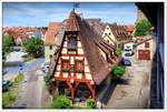 Historisches Gebude in Rothenburg ob der Tauber, rechts die lange Stadtmauer, Bundesland Bayern, Juli 2017