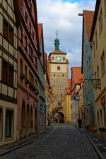 Blick in die Georgengasse mit dem Weien Turm in Rothenburg o.