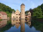 Wasserschlo Mespelbrunn, Dreiflgelanlage ber quadratischem Grundriss mit zwei runden Ecktrmen und rundem Bergfried, 1904 durch Friedrich von Thiersch restauriert (12.05.2018)