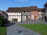 Diebach, Gadenanlage innerhalb der Wehrkirche, zweigeschossige Fachwerkbauten mit massivem Sockel und Kellerabgngen, erbaut 1687 (27.05.2018)