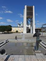 Oerlenbach, Brunnen und Kirchturm der St.