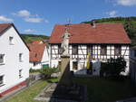 Ramsthal, Fachwerk Rathaus und Heiligenfigur in der Kirchgasse (07.07.2018)
