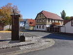 Theinfeld, Brunnen und Fachwerkhaus am Hirtenanger (15.10.2018)