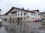 Lenggries, Gasthof zum Altwirt in der Marktstrae, zweigeschossiger breit gelagerter Flachsatteldachbau mit Giebelbalkon und Fassadenmalerei, im Kern wohl 17.