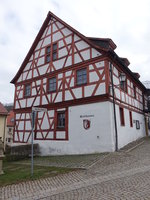 Historisches Rathaus in Viereth, erbaut 1604 vom Kloster Michaelsberg, der Fachwerkbau diente als Dorfschmiede, seit 1980 Rathaus der Gemeinde (26.03.2016)