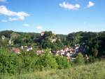 Die Kleinstadt Pottenstein mit seiner auf einem Felsen gelegenen Burg liegt schn inmitten der Frnkischen Schweiz.