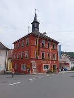 Waischenfeld, Rathaus am Marktplatz, Dreigeschossiger Zeltdachbau mit Dachreiter in Ecklage, 1633 ausgebrannt und wieder aufgebaut, 1877-1879 Umbau und Einrichtung zweier Klassenzimmer im Erdgeschoss,