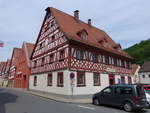 Waischenfeld, Gasthof Rotes Ross in der Hauptstrae, zweigeschossiger Bau mit massivem Erdgeschoss, Trgewnde aus Sandstein, Obergeschoss und Giebel reiches Fachwerk mit Andreaskreuzen