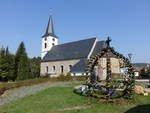 Fichtelberg, Katholische Pfarrkirche Maria Geburt, Saalbau mit eingezogenem Chor, Westturm mit Spitzhelm, Bruchsteinbau mit Satteldach, erbaut von 1708 bis 1711, Kirchturm erbaut 1771 (22.04.2018)