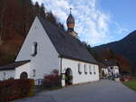 Schneizlreuth, Pfarrkirche Maria Hilf, schindelgedeckte Chorturmkirche, erbaut von 1946 bis 1949 (11.11.2018) 