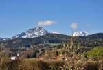 Hochstaufen und Zwiesel von Feldkirchen aus mit einer typischen Zwiebelturmkirche in Obb.