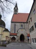 Laufen, Stiftskirche Maria Himmelfahrt, dreischiffige Hallenkirche mit Halbwalmdach, erbaut von 1181 bis 1223, Umbau von 1330 bis 1340 (15.02.2016)