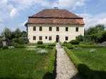 Herzogau, historisches Pfarrhaus, zweigeschossiger Mansardwalmdachbau, erbaut 1787 (03.06.2017)
