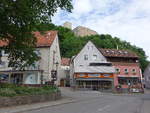 Falkenstein, Gebude am Marktplatz, oben am Berg die Burg aus dem 11.