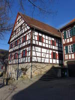Gestungshausen, Zweigeschossiges Fachwerkhaus mit Satteldach auf hohem massivem Kellergeschoss, erbaut im 17.