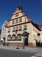 Bad Rodach, altes Rathaus am Markt, Zweigeschossiger Satteldachbau mit Schweifgiebelfassade und Dachreiter, erbaut 1660 (08.04.2018)