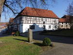 Gemnda, Gasthof zum goldenen Lwen in der Heldburger Strae, zweigeschossiger Satteldachbau, Fachwerkobergeschoss, erbaut 1594 (08.04.2018)