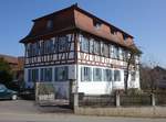 Rofeld, Pfarrhaus in der Streufdorfer Strae, Zweigeschossiger Mansarddachbau mit Fachwerkobergeschoss, erbaut um 1800 (08.04.2018)