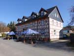 Rottenbach, Gaststtte „Zum Auerhahn“, Zweigeschossiges Fachwerkhaus mit Satteldach, Giebel verschiefert, erbaut 1884 (08.04.2018)