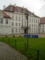 Barock Schloss Haimhausen, erbaut 1747 mit Kapelle im Sdflgel, heute Internationale Schule, Kreis Dachau (15.04.2012)