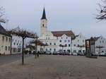 Frontenhausen, Marktplatz mit Marienstatue und St.