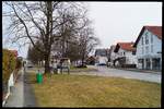 Blick von der Bahnhofstrae aus in Richtung Osten/Ortszentrum in der vorfrhlingshaften oberbayerischen Ortschaft Aling, 20.02.2020.