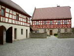 Hannberg, historisches Pfarrhaus am Kirchenplatz, zweigeschossiger traufstndiger Satteldachbau mit Fachwerkobergeschoss, erbaut 1711 (09.02.2014)