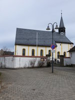 Drosendorf am Eggerbach, Pfarrkirche Maria Heimsuchung, massive verputzte Saalkirche mit Satteldach, Chor sptgotisch mit Mawerkfenstern 1520, barockes Langhaus von 1710 (28.03.2016)