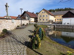 Moggast, Osterschmuck am Dorfweiher (28.03.2016)