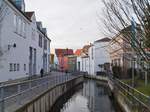 Blick in die idyllische Strae  Am Wrth  in Freising, daneben die malerische Moosach.