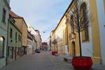 Blick in die Heiliggeiststrae in Freising Richtung Norden, rechts befindet sich die Heiliggeistkirche.