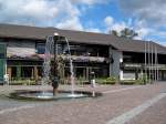 Garmisch-Partenkirchen, das Kongresshaus mit dem Brunnen, Aug.2006