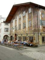 Mittenwald, Hotel Alpenrose mit bemalter Fassade (29.04.2012)