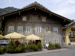 Garmisch, Haus zum Husaren in der Frstenstrae, erbaut 1611, Fass29adenmalerei von   1801 (29.04.2012)