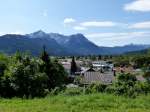 Garmisch-Partenkirchen, Blick ber den Ort mit dem Zugspitzmassiv im Hintergrund, Aug.2014