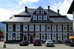 Garmisch-Partenkirchen, die Alte Apotheke in Garmisch, der klassizistische Bau mit Empiredekor wurde 1792 erbaut, Aug.2014