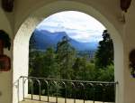 Garmisch-Partenkirchen, Blick von der Wallfahrtskirche St.Anton auf den Ort mit dem Zugspitzmassiv im Hintergrund, Aug.2014